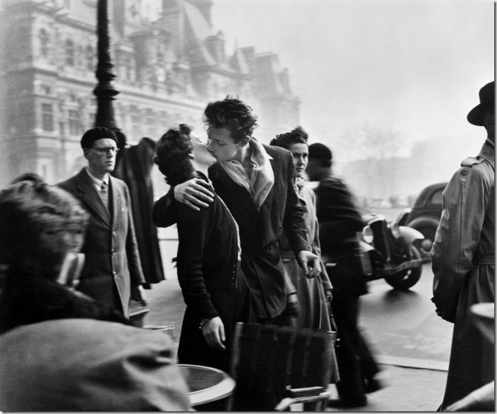 kissatthehoteldevillebyrobertdoisneau1 thumb Relatiile si iluziile